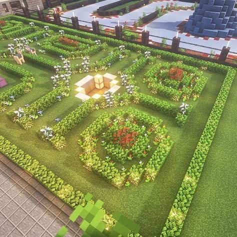 Garden In Minecraft Ideas, Minecraft Large House Blueprints, Minecraft Gardens Beautiful, Garden Minecraft Aesthetic, Front Yard Minecraft Ideas, Minecraft Garden Maze, Minecraft Castle Garden Ideas, Minecraft Gazibo Ideas, Love Garden Minecraft