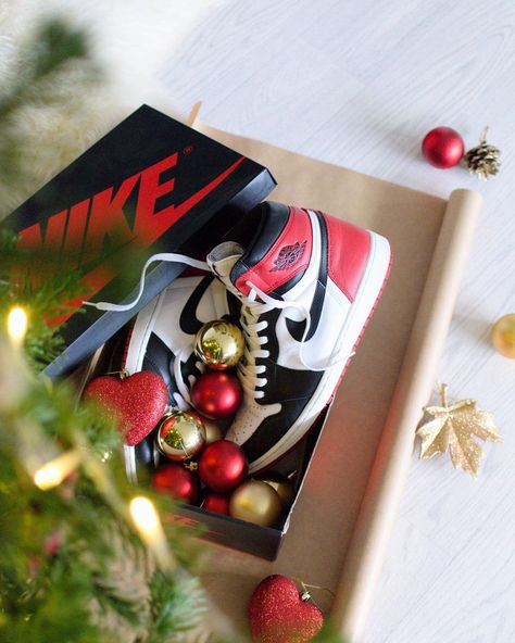 Mark | Sneakers & Recreation on Instagram: “We know Christmas, tell 'em what's on your wish list... What are you hoping for under the tree this year? 🎁 Christmas 2020 feels different…” Air Jordan 1 Gym Red, Air Jordan 1 Black, Jordan 1 Black Toe, Jordan 1 Black, Christmas Shoes, Holiday Shoes, Shoes Photography, Under The Tree, Outfit Black