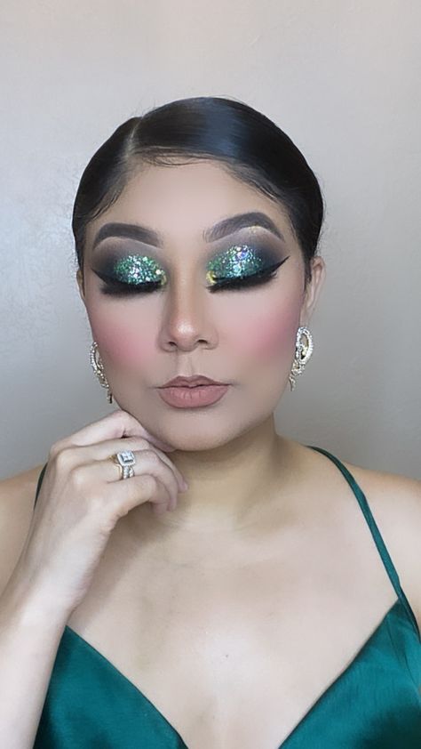 Quince Makeup Looks Green, Makeup Look Full Face, Sage Green Makeup Look, Sage Green Makeup, Makeup Looks Green, Quince Makeup Looks, Olive Green And Silver Eye Makeup, Green Sparkly Eyeshadow, Green Makeup Look