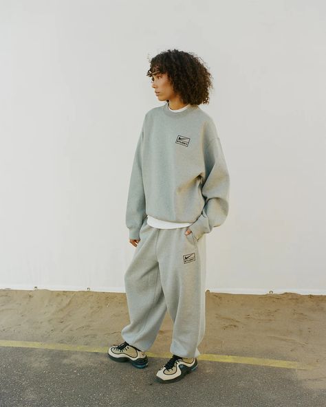 Blue Nike Sweatpants Outfit, Nike Sweatpants Outfit, Royal Blue Nike, Nike Air Penny, Nike Stussy, Skateboard Fashion, Heavy Knit Sweater, Nike Snkrs, Sweatpants Outfit