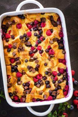 Easy Bread Pudding Recipe | Natasha's Kitchen | Bloglovin’ Simple Bread Pudding Recipe, French Toast Recipe Casserole, Simple Bread Pudding, Recipe With Heavy Cream, Easy Bread Pudding Recipe, Casserole French Toast, Berry Bread Pudding, Easy Bread Pudding, Brioche Bread Pudding