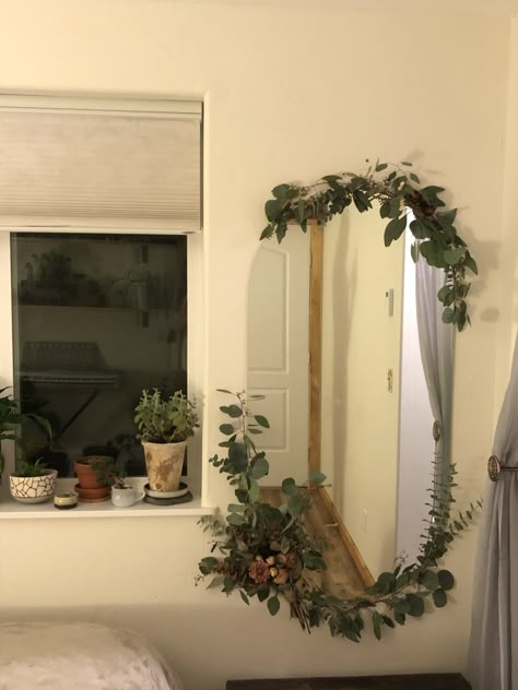 Raw round mirror framed with floral arrangements and greenery. Balcony Mirror Ideas, Plant Covered Mirror, Decorating My Mirror, Round Mirror Bedroom Aesthetic, Fake Flowers Around Mirror, Decoration Around Mirror, Leaves Around Mirror, Mirror With Leaves, Mirror Decorating Ideas Aesthetic