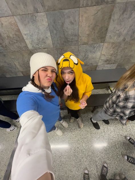 Jake And Trixie Costume, Duo Friends Halloween Costumes, Jake And Fin Costume, Costume Inspo Duo, Jake The Dog Halloween Costume, Jake From Adventure Time Costume, Halloween Costumes Thrift, Best Duo Costumes Friends, Finn And Marceline Costume