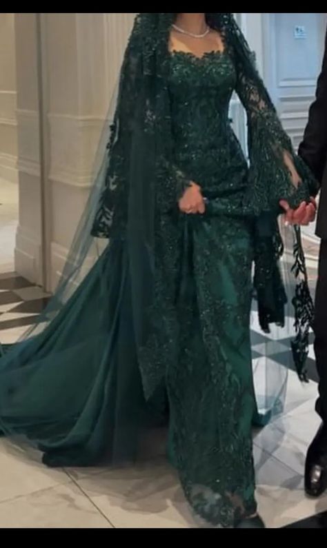 Arab Wedding Dress, Cottage Witch Aesthetic, Afghan Wedding Dress, Dutch Wedding, Dark Green Wedding, Fashion Hijab Outfits, Walima Dress, Green Wedding Dresses, Arabic Dress