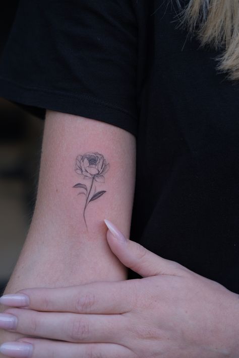 Artist Daria Iatskevich @birdy.ink on instagram #shouldertattoo #armtattoo #delicatetattoo #floraltattoo #botanicaltattoo #linework #blackink #tattoographic #peonyart #flowertattoo #singleneedle #tattoosketch #tattooideas #finelinetattoo #flowerart #naturetattoo #minimalismtattoo botanicaldrawing #peony Peony On Stem Tattoo, Minimalistic Peony Tattoo, Small Peony Tattoo Black, Bouquet Of Peonies Tattoo, Dainty Peony Flower Tattoo, Simple Peony Flower Tattoo, Small Peony Bouquet Tattoo, Single Line Peony Tattoo, Peonies Fine Line Tattoo