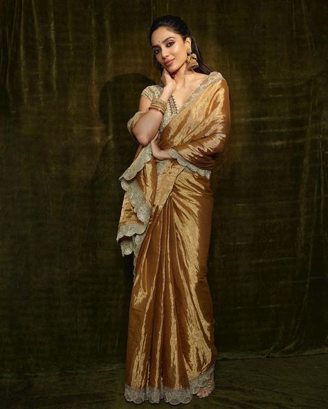 Sobhita Dhulipala could stun in a sack, and we love it when she rocks a saree with elegance. This particular beauty was by Jade by Monica and Karishma. Seems like Ira Khan and Nupur Shikhare's wedding has been on for a long while now! What started with a signing ceremony with the bride and the groom surprising everyone with their 'casual' choices to a while wedding, a mehendi, a reception, has now culminated with a grand reception in true Bollywood style! Organza Blouse Design, Wedding Reception Dress Indian, Reception Saree Look, Organza Blouse Designs, Golden Tissue Saree, Gold Tissue Saree, Dinner Photoshoot, Reception Saree For Bride, Sobhita Dhulipala