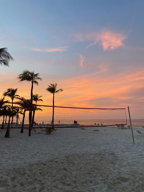 Volleyball Wallpaper, Volleyball Court, Volleyball Photos, Volleyball Inspiration, Beach Volley, Volleyball Pictures, Pretty Beach, Volley Ball, Pretty Sky