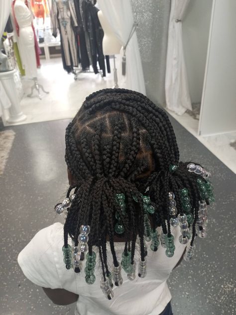 Black And Blue Box Braids With Beads, Knotless Braids Beads Hairstyles, Braid Hairstyles Beads, Notlessbox Braids With Beads, Braid With Beads Natural Hair, Bob Knotless Braids With Beads, Short Boho Knotless Braids With Beads, Short Box Braids Hairstyles Shoulder Length With Beads, Bead Hairstyles Black Women