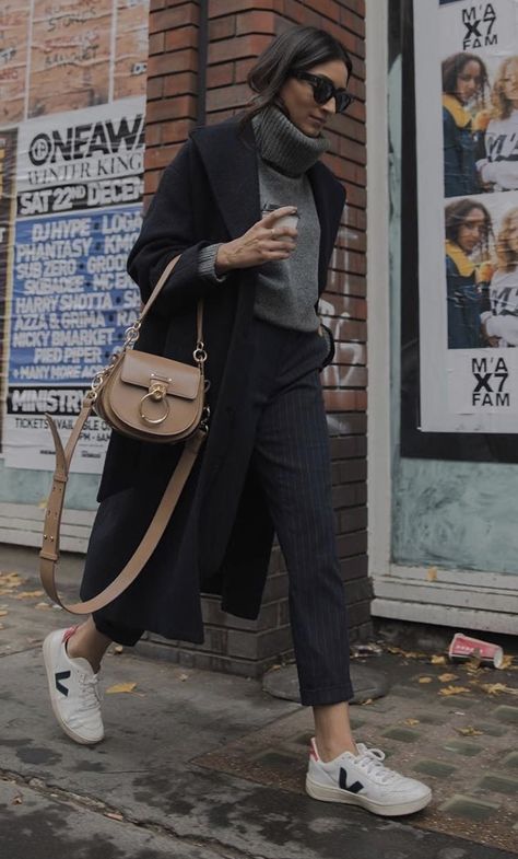 Veja Women Outfit, Veja Sneakers Outfit, Loafers Shoes Outfit, London Spring Outfit, Zapatillas Veja, Winter Sneakers Outfit, Winter White Outfit, 20 Outfits, White Sneakers Outfit