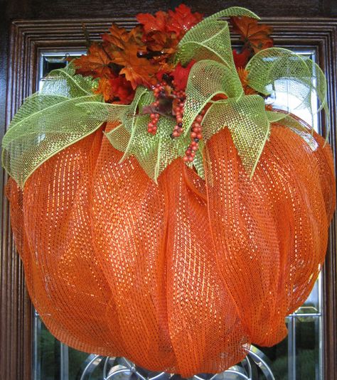 Mesh Pumpkin Wreath, Deco Mesh Pumpkin, Mesh Pumpkin, Mesh Projects, Hallowen Ideas, Adornos Halloween, Fall Deco, Wreath Tutorial, Pumpkin Wreath