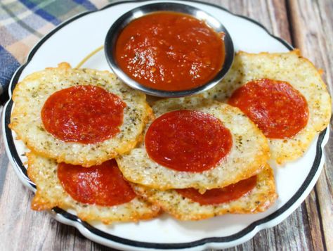 Keto Marinara Sauce, Pizza Chips, Low Carb Pizza, Carb Snacks, Low Carbs, Low Carb Snacks, Marinara Sauce, Fryer Recipes, Marinara