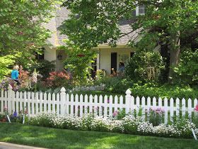 Cottagecore Exterior, Vinyl Fence Landscaping, Privacy Landscaping Front Yard, White Picket Fence Ideas, Picket Fence Ideas, Vinyl Picket Fence, Bee Cottage, Colonial Garden, Garden Gate Design