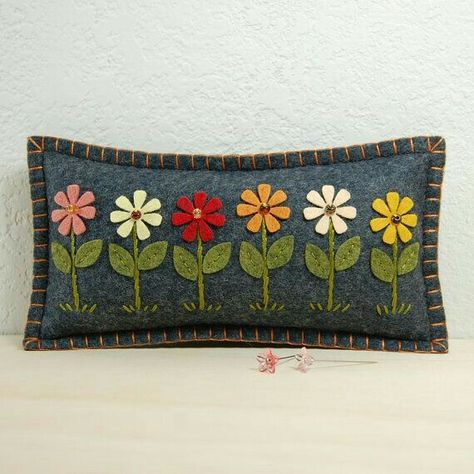 Small Embroidery Flowers, Felt Pillows, Felt Pincushions, Holi Powder, Daisy Garden, Felt Cushion, Felt Pillow, Wool Felt Projects, Wool Applique Patterns