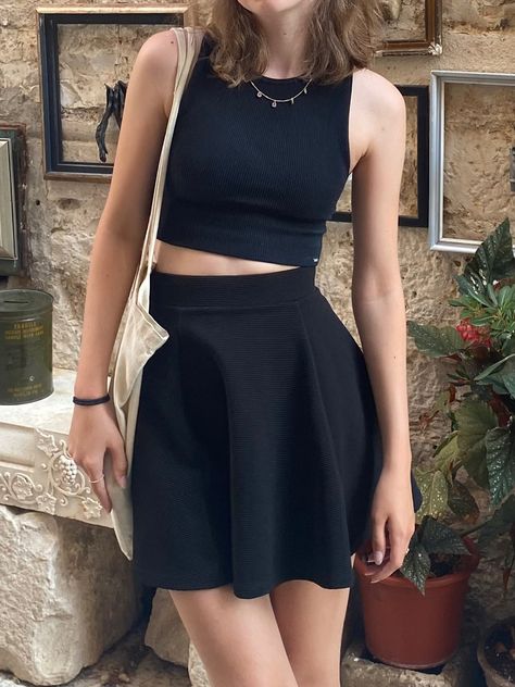 Black Tank Top Skirt Outfit, Black Tank Top And Skirt Outfit, Black Flared Skirt Outfit, Short Black Skirt Outfit Summer, How To Style A Black Skirt, Black Flare Skirt Outfit, Black Skirt Fits, Flare Skirt Outfit, Black Skirt Outfit Summer