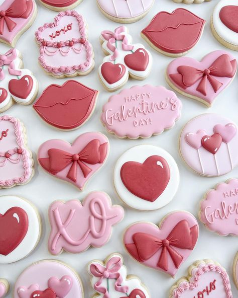 Cookie Decor Ideas, Galentines Brunch, Vintage Oven, Valentines Day Sugar Cookies, Galentines Day Ideas, Valentine Cookies Decorated, Royal Cookies, Cookies Valentines, Valentine Cookie