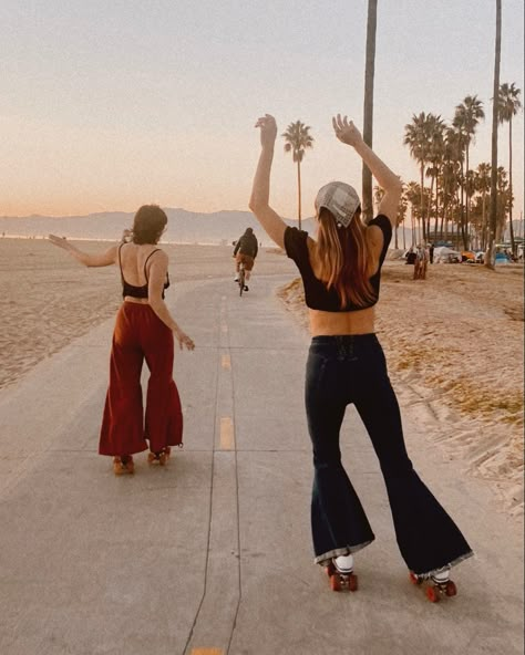 Vintage inspired film photo of Rosemary Retro and best friend roller skating in bell bottoms during the sunset at Venice beach, Los Angeles, California. 1970s / 1960s hippie / boho inspired aesthetic Venice Beach Roller Skating, Vintage Venice Beach, Roller Skating Vintage, Quad Skates Aesthetic, Roller Skating Aesthetic Vintage, 90s California Aesthetic, Retro Roller Skates Aesthetic, Summer Roller Skating, Venice Beach Outfit