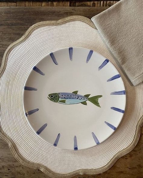 Painted Dinner Plates, Pottery Painting Ideas Serving Dish, Ceramic Art Painting Ideas Plate, Ceramic Painting Fish, Funny Pottery Ideas, Paint On Plate, Clay Pottery Painting Ideas, Pottery Glaze Designs, Paint Your Own Plate