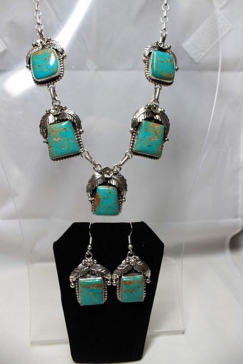 Navajo Kingman Turquoise and Sterling Silver Necklace and Earring Set Square Stone Pendant, Antique Turquoise Jewelry, Simple Leather Bracelet, Navajo Turquoise Jewelry, Green Jewellery, Silver Squash Blossom Necklace, Turquoise Necklaces, Native American Turquoise Jewelry, Squash Blossoms