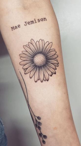 Masculine Daisy Tattoo, Tattoos Daisy Flower, Daisy Tattoo Meaning, Daisy Tattoo Ideas, Small Daisy Tattoo, Daisy Tattoos, James Tattoo, Daisy Tattoo Designs, Daisy Flower Tattoos