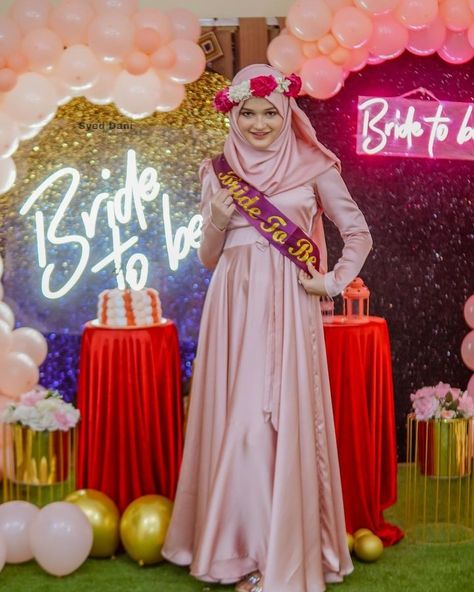 Pakistani Bridal Shower Dresses, Simple Bridal Shower Dress, Bride To Be Photoshoot Poses, Bride To Be Pics Photo Ideas, Brides Photoshoot, Mehndi Pics, Hijabi Bride, Zack Knight, Bride To Be Decorations