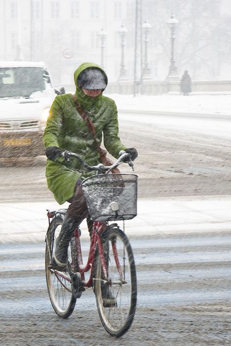 Urban Bike Style, Cycling Photography, Cycling Design, Urban Cycling, Womens Cycling Clothes, Splash Of Colour, Urban Bike, Cycle Chic, Winter Cycling