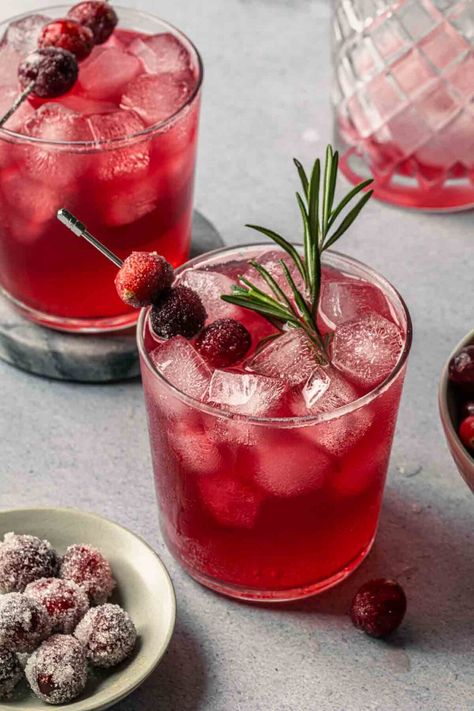 Made with cranberry juice, maple syrup and a splash of ginger beer, this Christmas gin cocktail is crisp and refreshing. We've garnished it with fresh rosemary and sugared cranberries for a festive, vibrant cocktail that will be the hit of your holiday gathering. Cocktail With Rosemary, Christmas Cocktail Garnish, Gin Christmas Cocktail, How To Not Eat, Cranberry Gin Cocktail, Christmas Gin Cocktails, Ginger Ale Cocktail, Cranberry Ginger Ale, Gin Drink Recipes