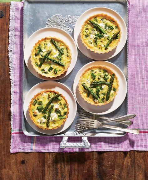 Asparagus and Goat Cheese Mini Quiches Easter Brunch Casserole, Thanksgiving Brunch Recipes, Healthy Asparagus, Make Ahead Casseroles, Easter Sunday Brunch, Mini Quiche Recipes, Asparagus Tart, Easy Easter Recipes, Thanksgiving Brunch