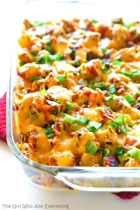 Buffalo Chicken and Potato Casserole - buffalo flavored chicken and potatoes topped with cheese, bacon, and onions. the-girl-who-ate-everything.com Chicken And Potato Casserole, Flavored Chicken, Chicken Potato Casserole, Chicken And Potato, The Girl Who Ate Everything, Buffalo Chicken Recipes, Recipe Potato, Chicken And Potatoes, Potatoe Casserole Recipes