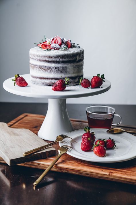 Bakery Photography, Photography Behind The Scenes, Cake Background, Moody Lighting, Food Flatlay, Rustic Food, Decorating Frosting, Berry Recipes, Luxury Cake