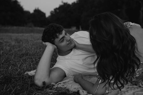 Laying down pose for couple in field. Laying Head On Chest Couple, Couples Laying Down Pose Photography, Couple Laying Down Pose Reference, Couple Laying Together Cuddling, Couple Laying Together, Couple In Field, Pose For Couple, Laying Together, Laying Down Pose