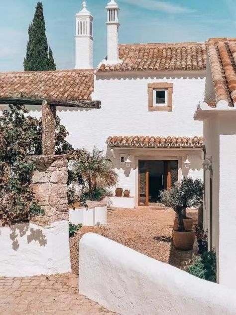 Santa Fe Style Homes, Portugal Country, Spanish Home Decor, Mediterranean Mansion, Hotels Portugal, Adobe House, Modern Farmhouse Exterior, The Palms, Beach House Design