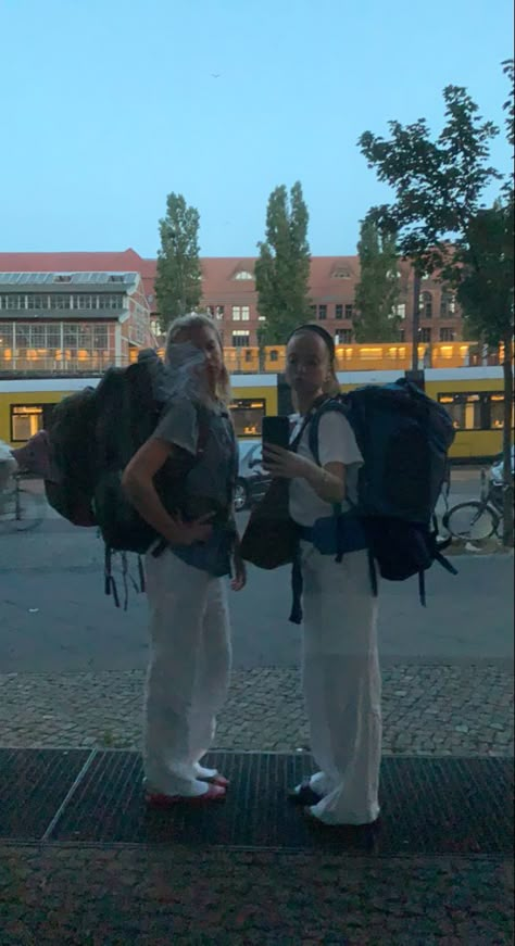 Tågluff interrail Europa Summer Berlin Hostel Backpacking Europe Route, Hostel Travel Aesthetic, Backpacking Europe Outfits Fall, Backpacking Essentials Europe, Berlin Summer Style, Hostels In Europe, Backpacking Across Europe Aesthetic, Europe Travel Aesthetic Friends, Backpacking Across Europe