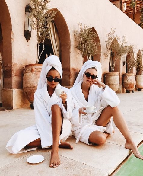 ✰ bailey ☼ @baileytangen White Robes, Photos Bff, Shotting Photo, Best Friend Photoshoot, Bff Goals, Bestie Goals, Bff Pictures, Friend Goals, Best Friend Goals