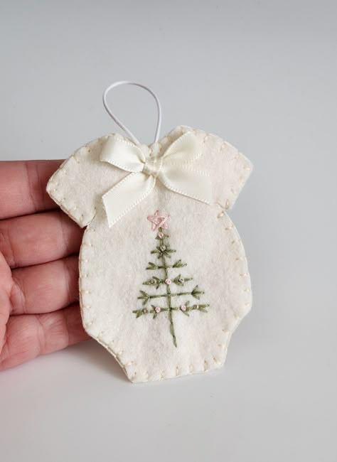 baby Free pattern for felt onesie ornament - Google Search Embroidery Christmas Ornaments, Felt Ornaments Diy, Handmade Felt Ornament, Embroidery Ornaments, Baby Christmas Ornaments, Felt Ornaments Patterns, Felt Creations, Felt Baby, Baby First Christmas Ornament