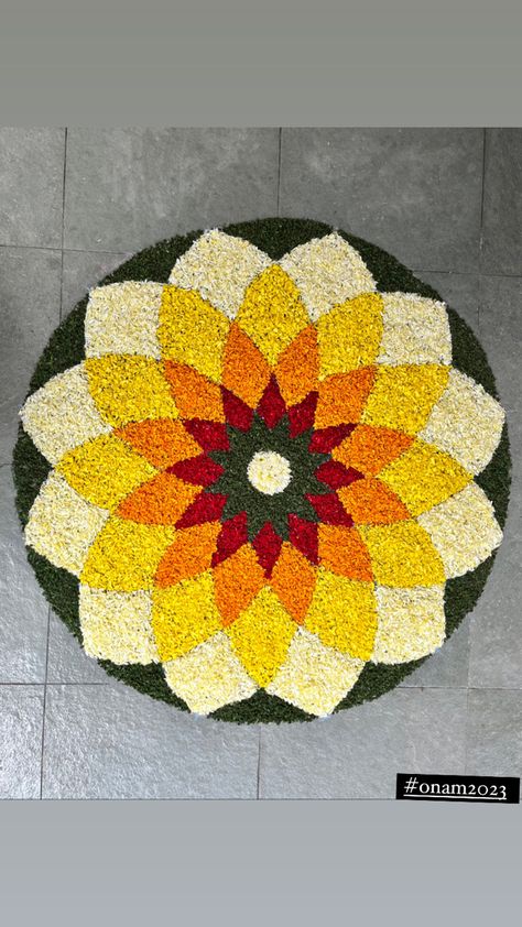 Onam Pookalam Design Drawing, Indian Floral Decor, Onam Pookalam Design, Floral Rangoli, Onam Pookalam, Diwali Home Decor, Diwali Fireworks, Pookalam Design, Simple Flower Rangoli