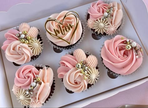 Cupcakes For Women, Mom Birthday Cupcakes, Mother Day Cupcakes, Cupcake Inspo Aesthetic, Mother Day Cake Ideas, Mothers Day Cupcakes Ideas Simple, Mother’s Day Baking Ideas, Mother S Day Cupcakes, Mother's Day Cake Designs