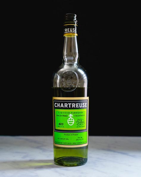 Chartreuse Drink, Chartreuse Cocktail, Behind The Green Door, Alcohol Bar, Famous Cocktails, Special Drinks, Green Chartreuse, Beautiful France, Couple Cooking