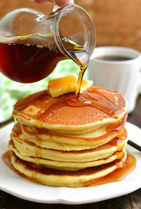 pouring maple syrup over a stack of pancakes out of a glass jar and a cup of coffee behind the plate Pancake Banane, Classic Pancake Recipe, Pancakes Banana, Pancakes Protein, Easy Homemade Pancakes, Pancakes Pancakes, Freeze Pancakes, Pancake Toppings, Pancakes From Scratch