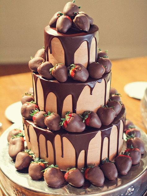 Chocolate drip groom's cake with chocolate covered strawberries Cake With Chocolate Covered Strawberries, Chocolate Grooms Cake, Super Torte, Kue Macaroon, Chocolate Wedding Cake, Chocolate Drip, New Cake, God Mat, Covered Strawberries