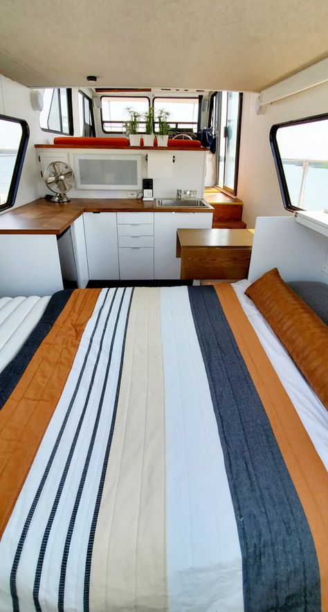 Boat Decorating Ideas Interiors, Yacht Decor Boat Interior, Houseboat Decor, Small Houseboats, Boat House Interior, Boat Interior Design, Lake House Food, Sailboat Interior, Houseboat Living