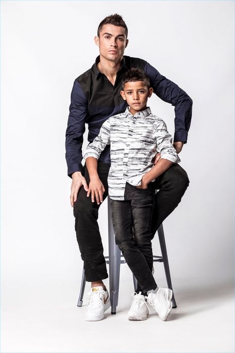 Dad Son Photography, Father Son Pictures, Shooting Photo Studio, Father Son Photography, Boy Senior Portraits, Studio Family Portraits, Family Photo Studio, Shooting Studio, Cristiano Ronaldo Junior