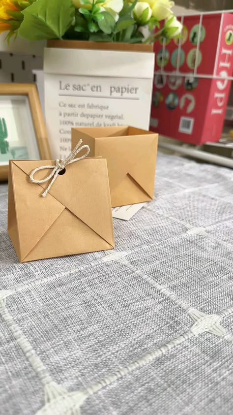 Instagram-video fra Paper Craft Ideas • 2. april 2024 kl. 01:17 Easy Diy Paper Crafts, Pretty Gift Wrapping Ideas, Diy Paper Bag, Wrapping Techniques, Gift Wrapping Techniques, Creative Gift Wraps, Gift Bags Diy, Paper Craft Videos, Folding Origami