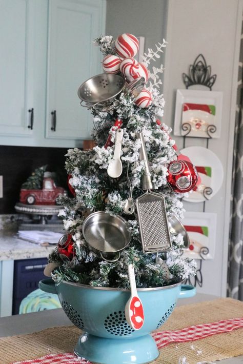 Kitchen Christmas Tree, Festive Kitchen, Natal Country, Gingerbread Kitchen, Tree Village, Christmas Decorations Apartment, Christmas Apartment, Holiday Deco, Kitchen Christmas