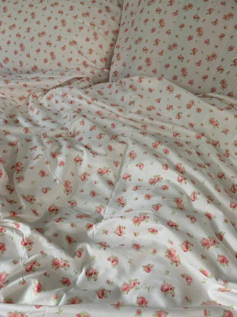 Cute Flower Bed Sheets, Strawberry Bed Sheets Aesthetic, Pink Flower Sheets Aesthetic, Trendy Bed Sheets, Floral Fitted Sheet, Pink Floral Bed Sheets, Cute Sheet Sets, Flower Bed Sheets Aesthetic, Flower Bedsheets Aesthetic