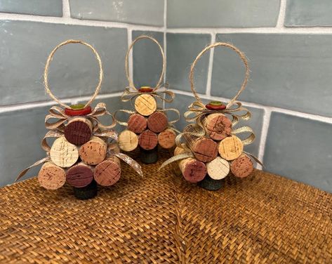 Wine Cork Christmas Trees - Etsy Wine Cork Christmas Crafts, Wine Cork Christmas Ornaments, Christmas Cork Ornaments, Diy Wine Cork Crafts, Wine Cork Animals, Cork Christmas Ornaments, Cork Decor, Cork Christmas Tree, Wine Cork Christmas