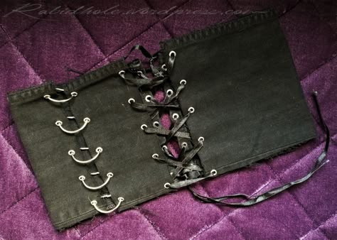 Goth It Yourself: The Corset Belt – And she stumbled down the rabid hole Goth It Yourself, Diy Goth Clothes, Alt Diy, Goth Belt, Goth Diy, Gothic Jewelry Diy, Diy Gothic, Diy Corset, Punk Fashion Diy