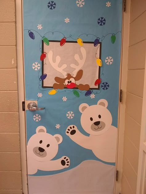 Winter Wall Decorations For School, Winter Themed Door Decorations, Bear Door Decoration Preschool, Preschool Classroom Christmas Door Ideas, School Door Decorations Winter, Igloo Classroom Door Ideas, Winter Posters School, Winter Board Ideas For School, Reindeer Classroom Door Decorations