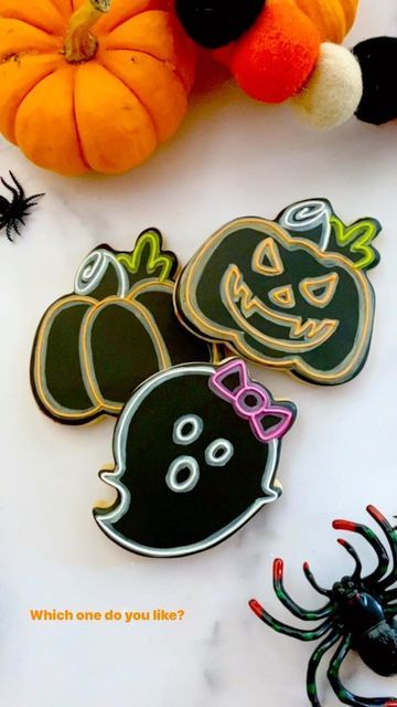 Neon Cookies, Sugar Cookie Halloween, Galletas Royal Icing, Halloween Sugar Cookies Decorated, Cookie Halloween, Cookie Corner, Neon Halloween, Cookies Fall, Class Board