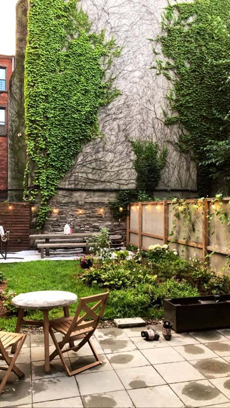 Brownstone backyard: Harlem, New York City New York Backyard Ideas, Nyc Backyard Ideas, Brownstone Backyard Ideas, Brownstone Garden, Small Townhouse Backyard, New York Backyard, New York Garden, Nyc Backyard, Brownstone Backyard