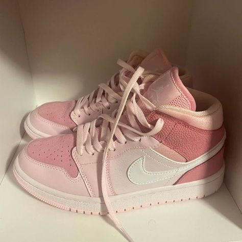 Digital Pink Jordans, Pink Jordan 1s, Jordan Rose, Pink Jordans, Pretty Sneakers, Dr Shoes, Trendy Shoes Sneakers, Preppy Shoes, Pretty Shoes Sneakers